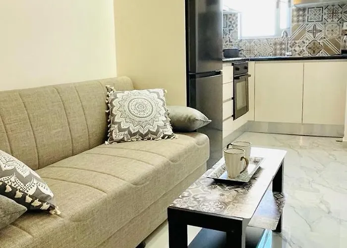 Eleni\'S Green Balcony Modern Apartment By The Sea