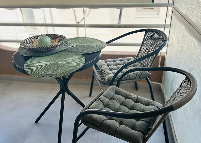 Eleni\'S Green Balcony Modern Apartment By The Sea